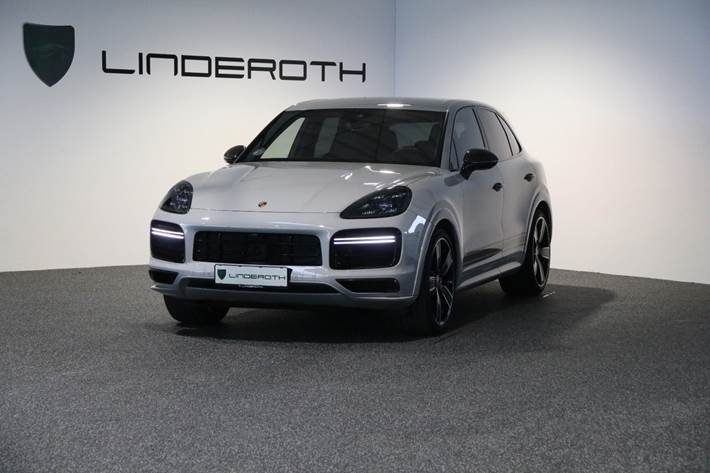 Grå Porsche Cayenne Turbo fra 2020