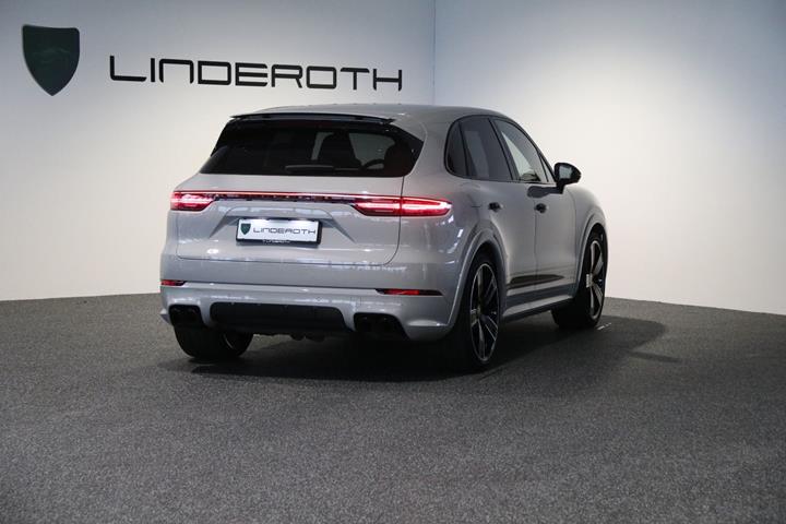 Grå Porsche Cayenne Turbo fra 2020