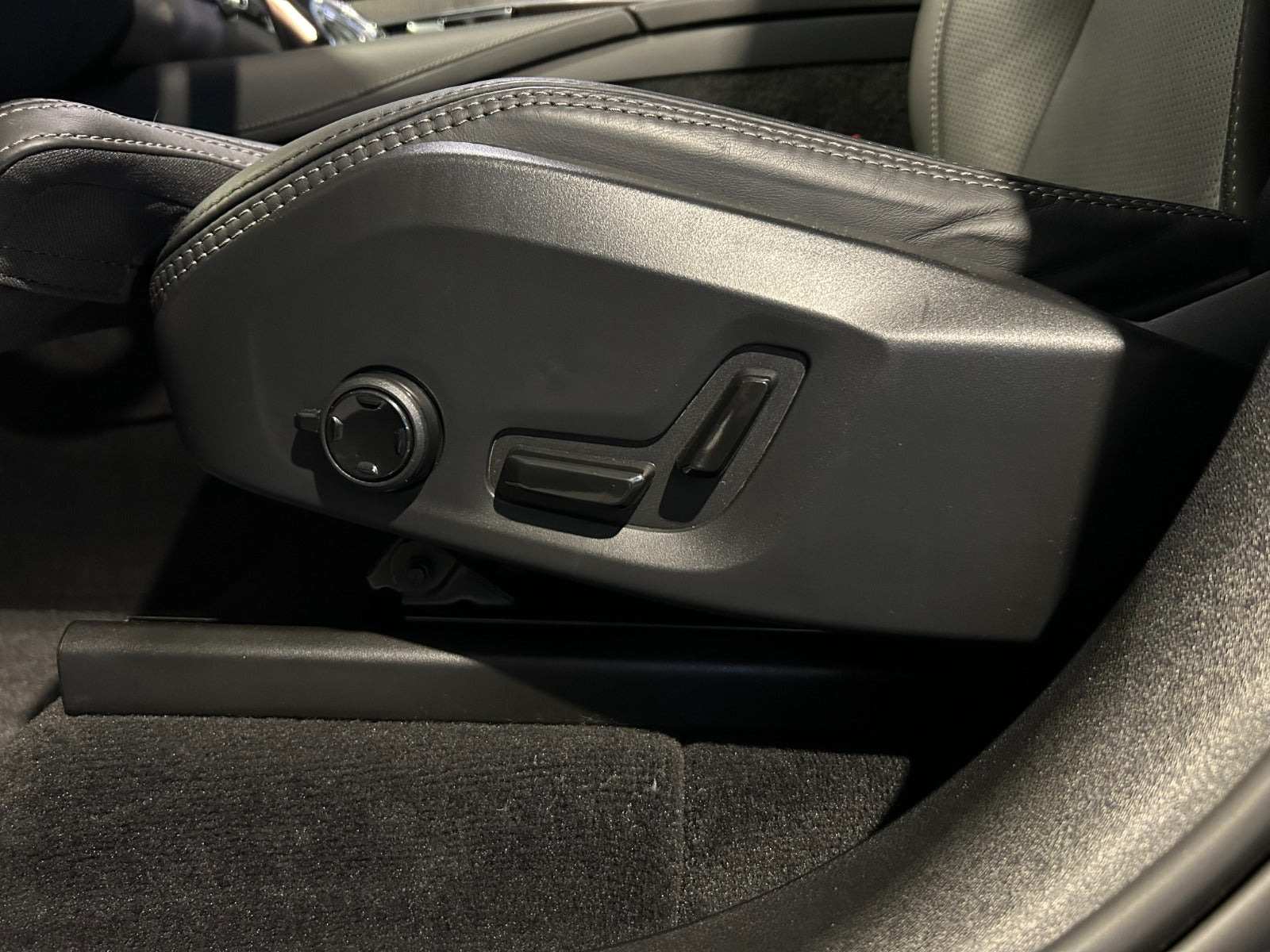 Sort Volvo XC90 fra 2023