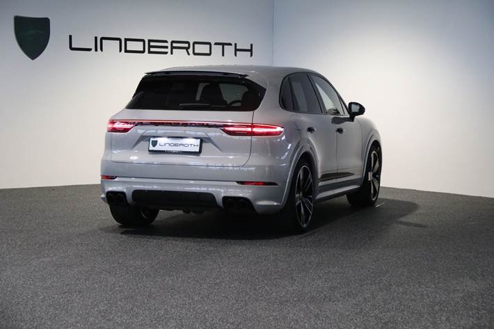 Grå Porsche Cayenne Turbo fra 2020
