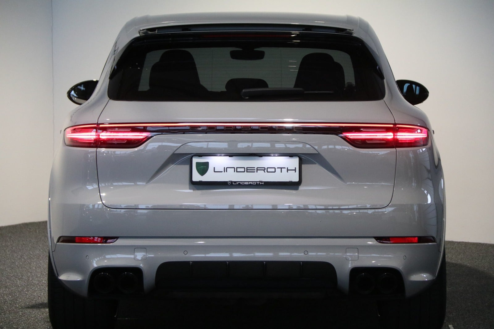 Grå Porsche Cayenne Turbo fra 2020