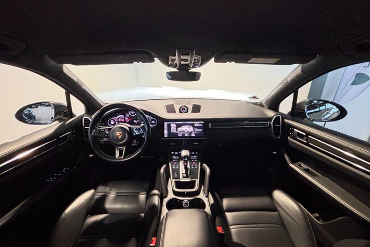 Grå Porsche Cayenne Turbo fra 2020