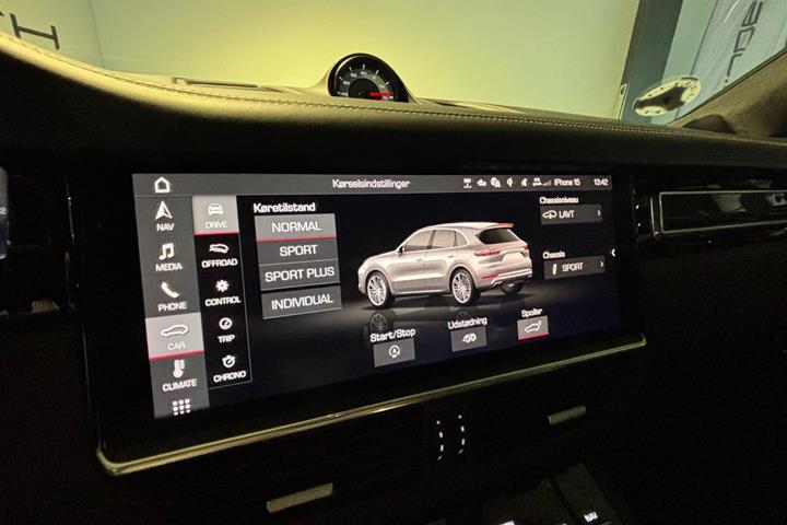 Grå Porsche Cayenne Turbo fra 2020