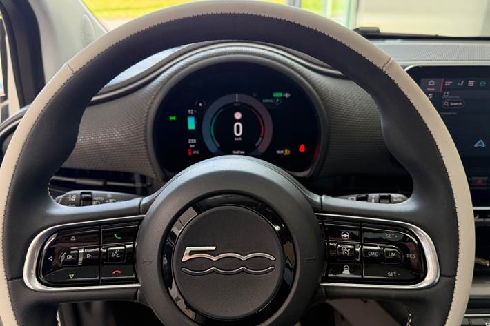 Hvid Fiat 500e fra 2023