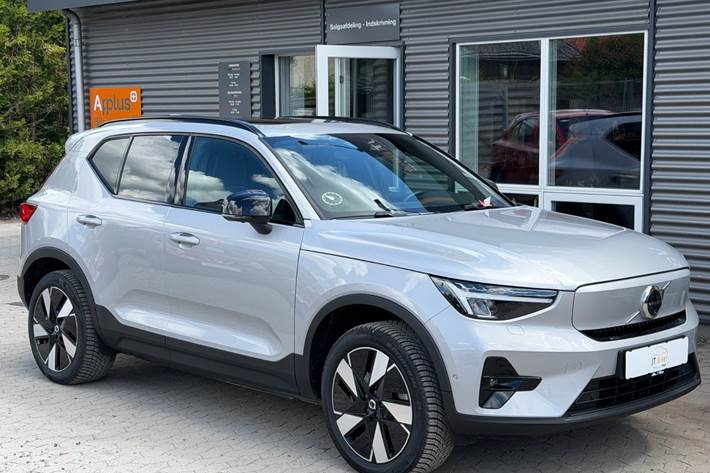 Sølv Volvo XC40 fra 2024 set udefra