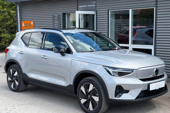Sølv Volvo XC40 fra 2024 set udefra