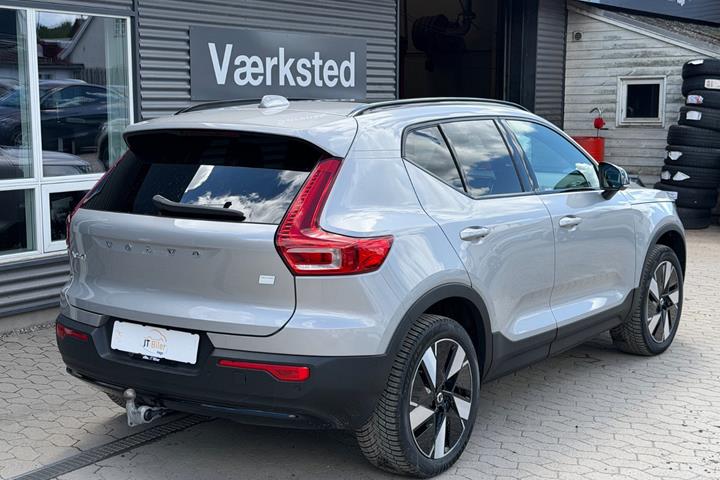 Sølv Volvo XC40 fra 2024