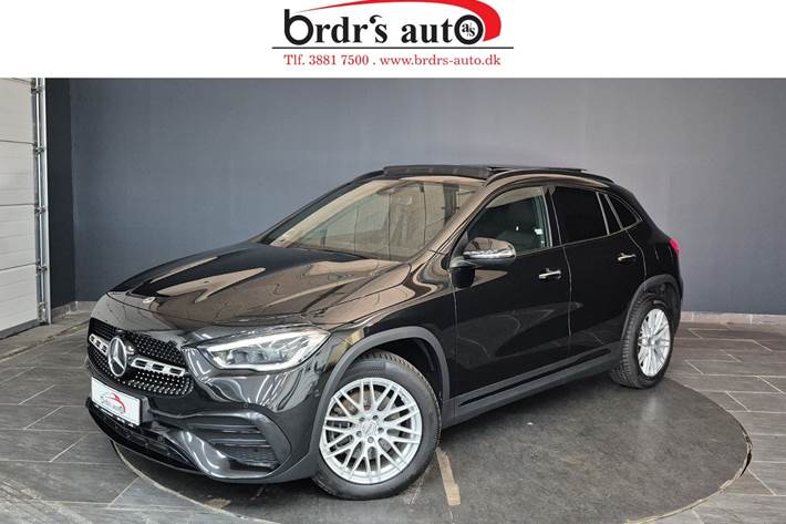 Sort Mercedes GLA250 e fra 2022 set udefra