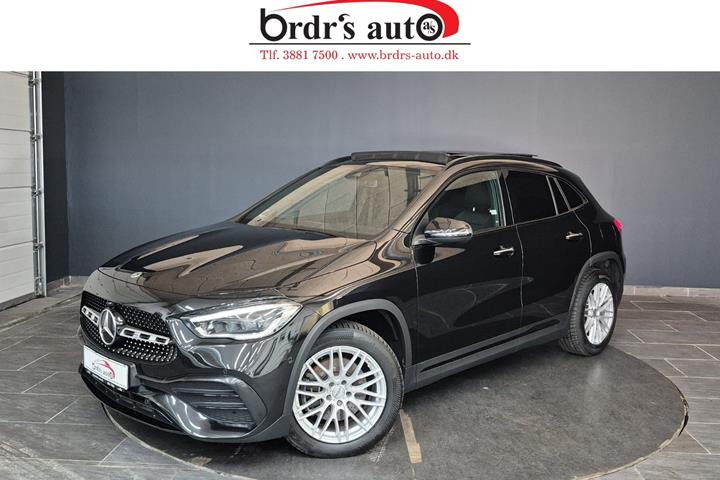 Sort Mercedes GLA250 e fra 2022 set udefra