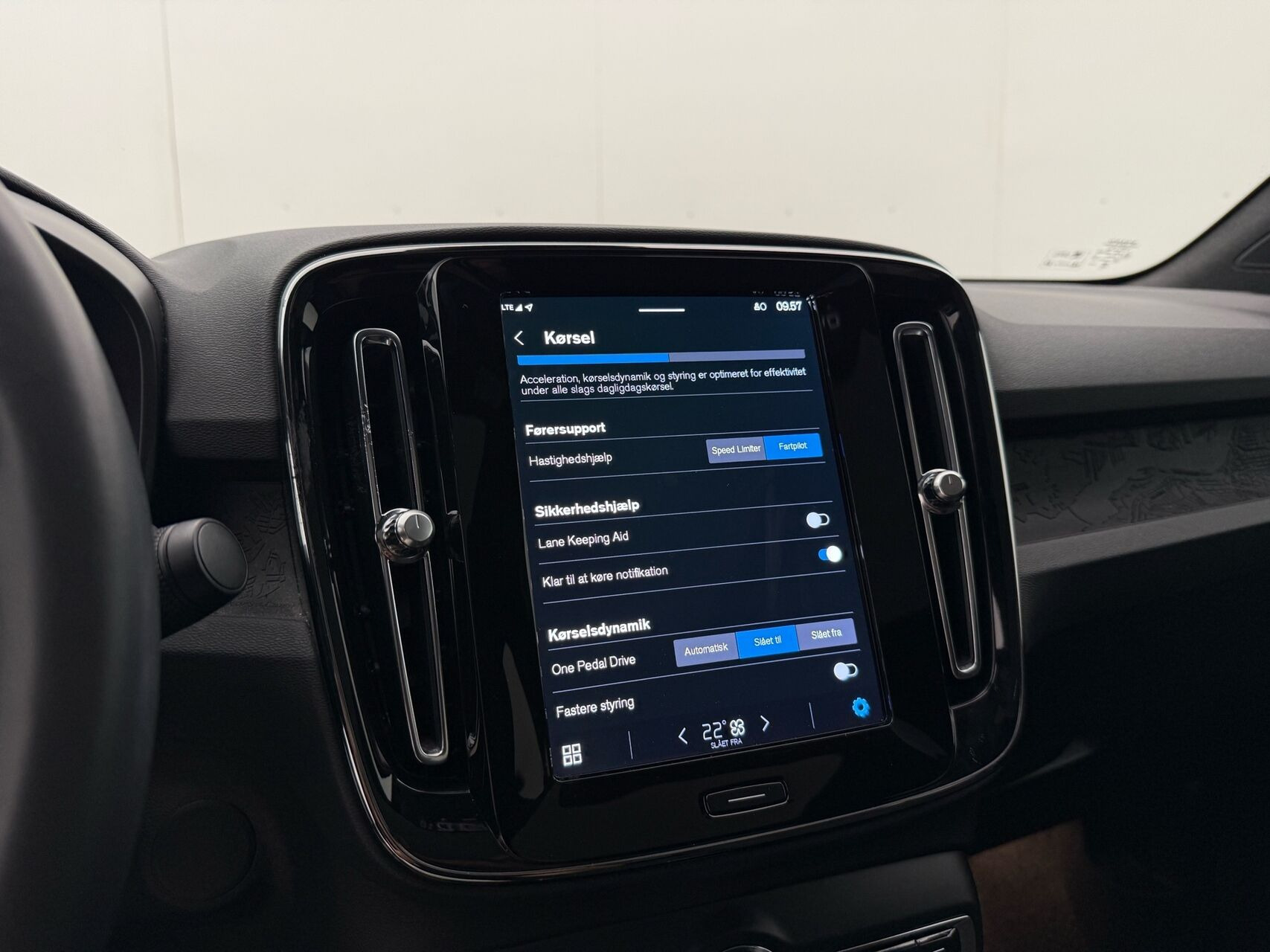 Grå Volvo C40 fra 2023
