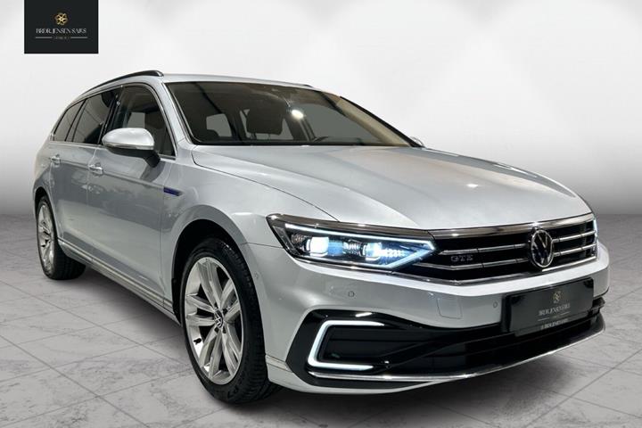 Sølv VW Passat fra 2022 set udefra