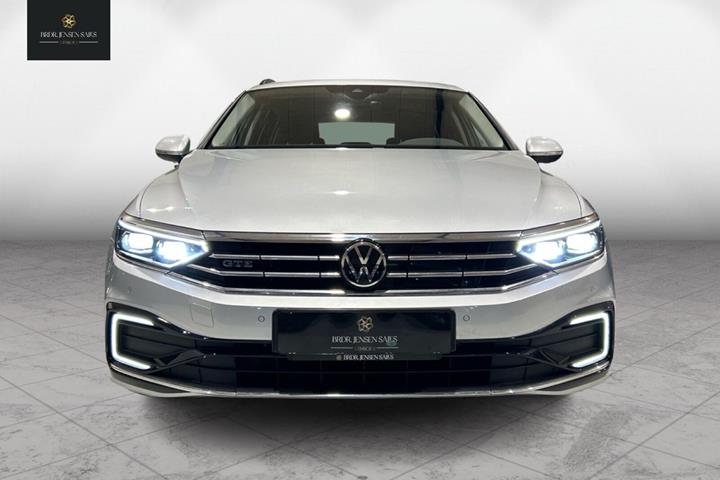 Sølv VW Passat fra 2022