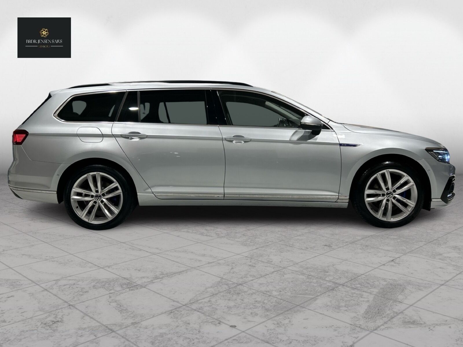 Sølv VW Passat fra 2022