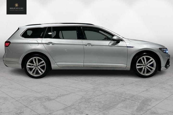 Sølv VW Passat fra 2022