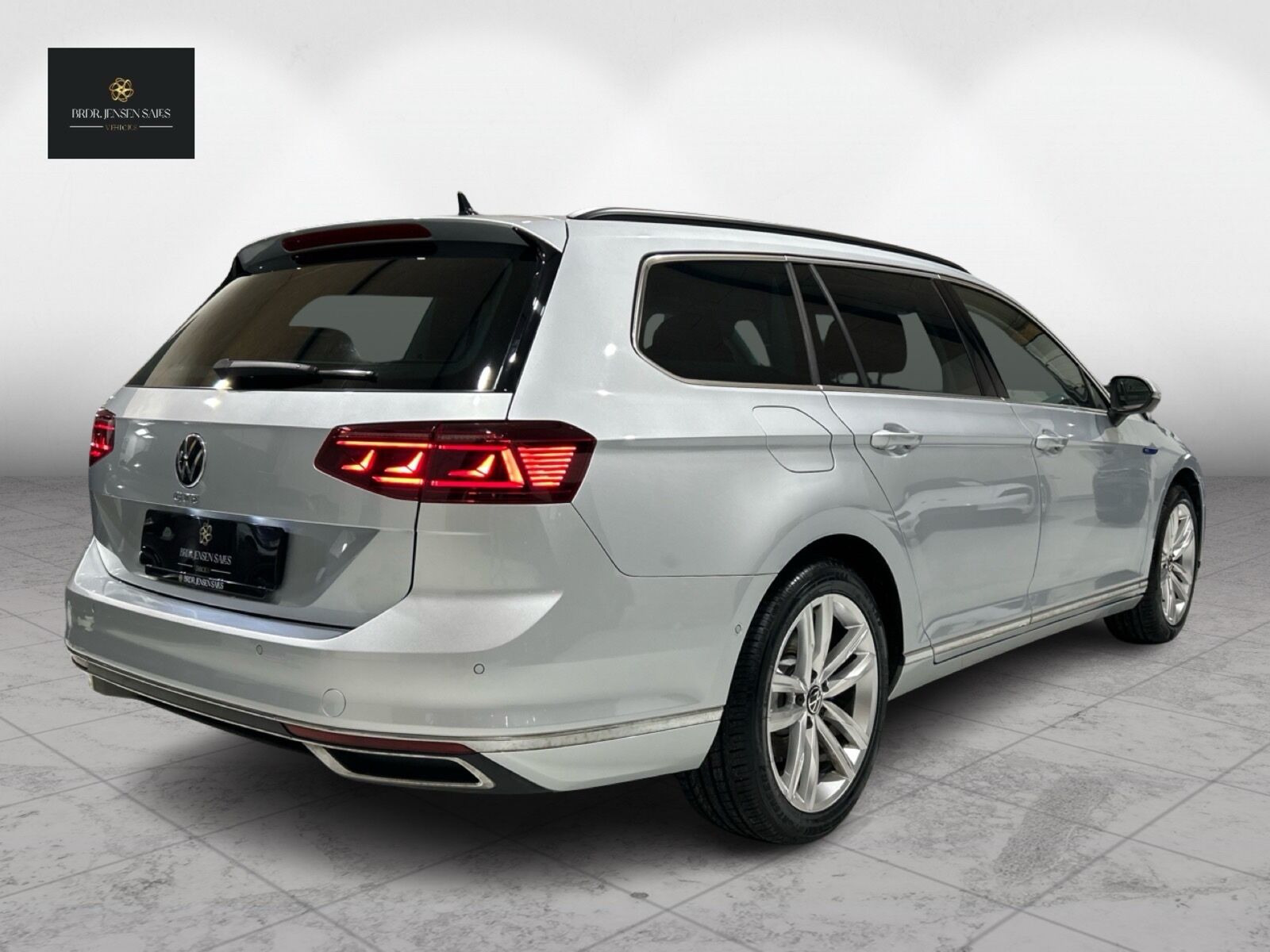 Sølv VW Passat fra 2022