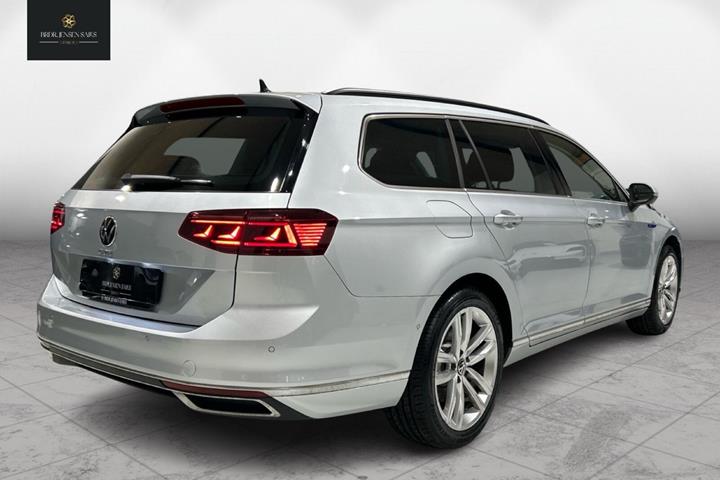 Sølv VW Passat fra 2022