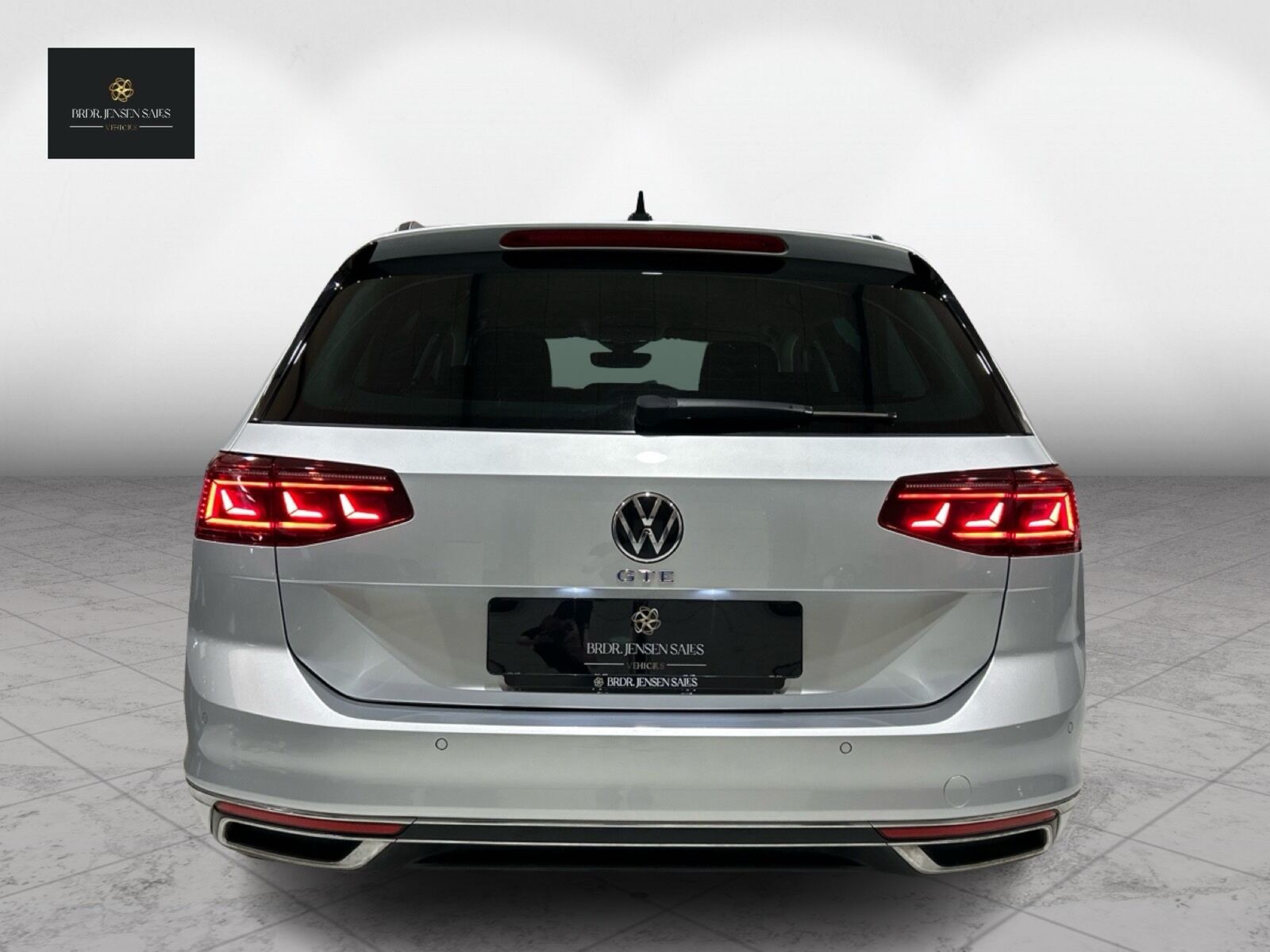 Sølv VW Passat fra 2022