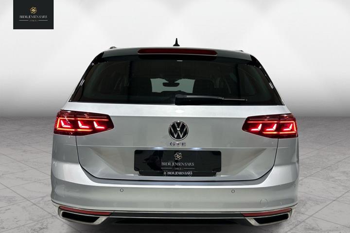 Sølv VW Passat fra 2022