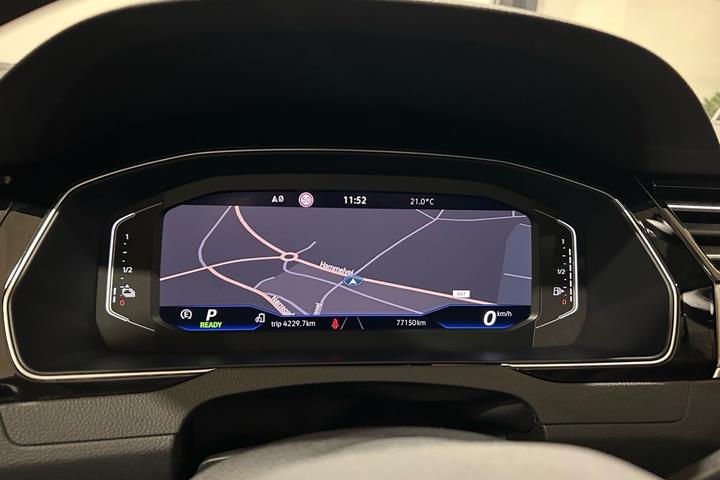 Sølv VW Passat fra 2022