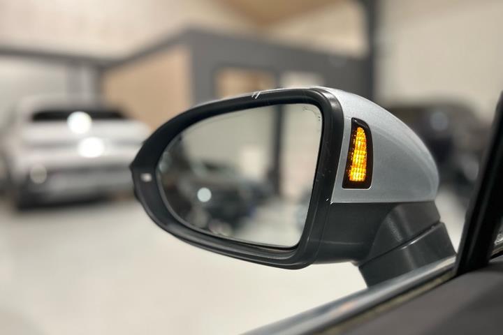 Sølv VW Passat fra 2022