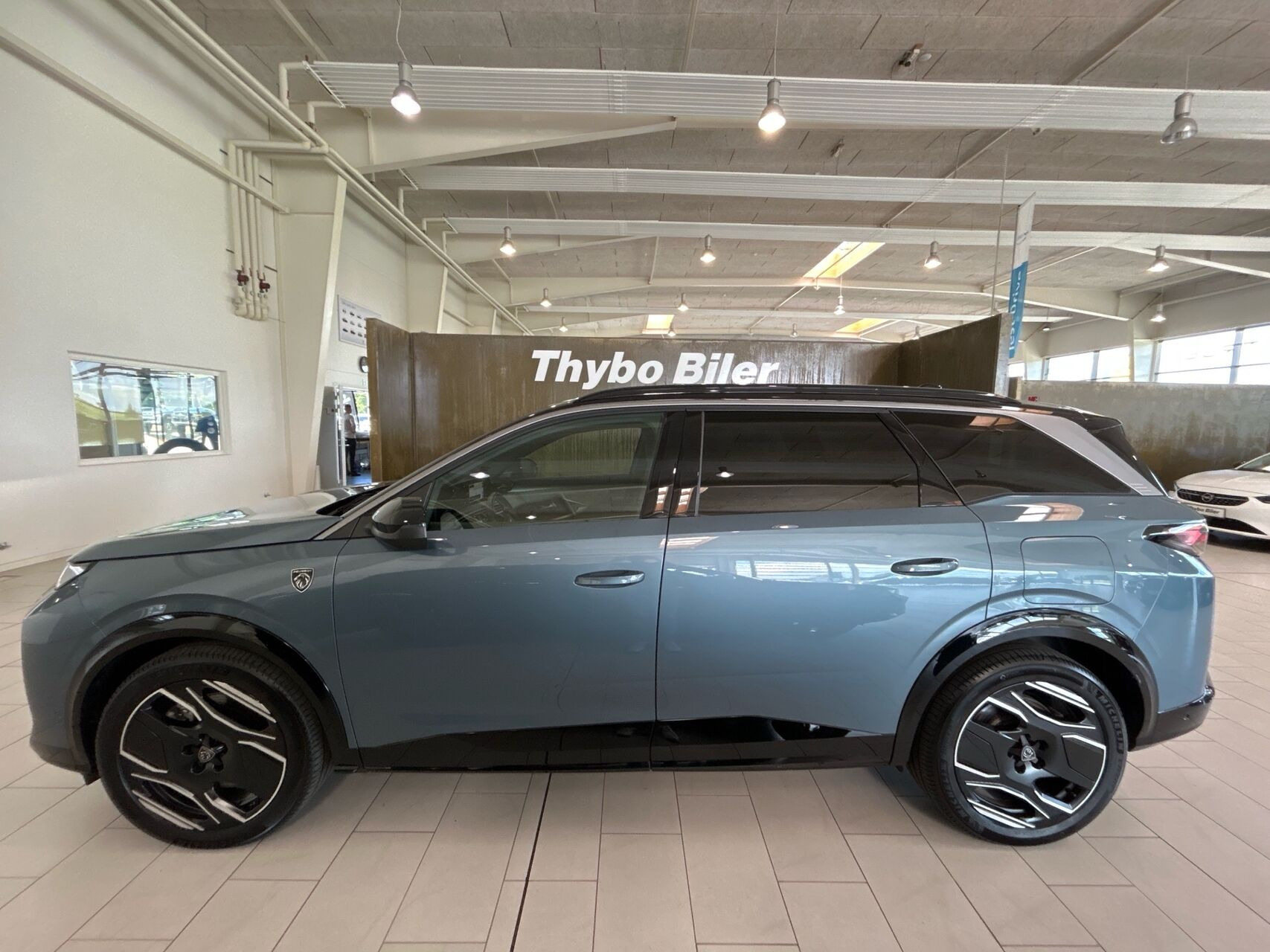 Blå Peugeot e-5008 fra 2025