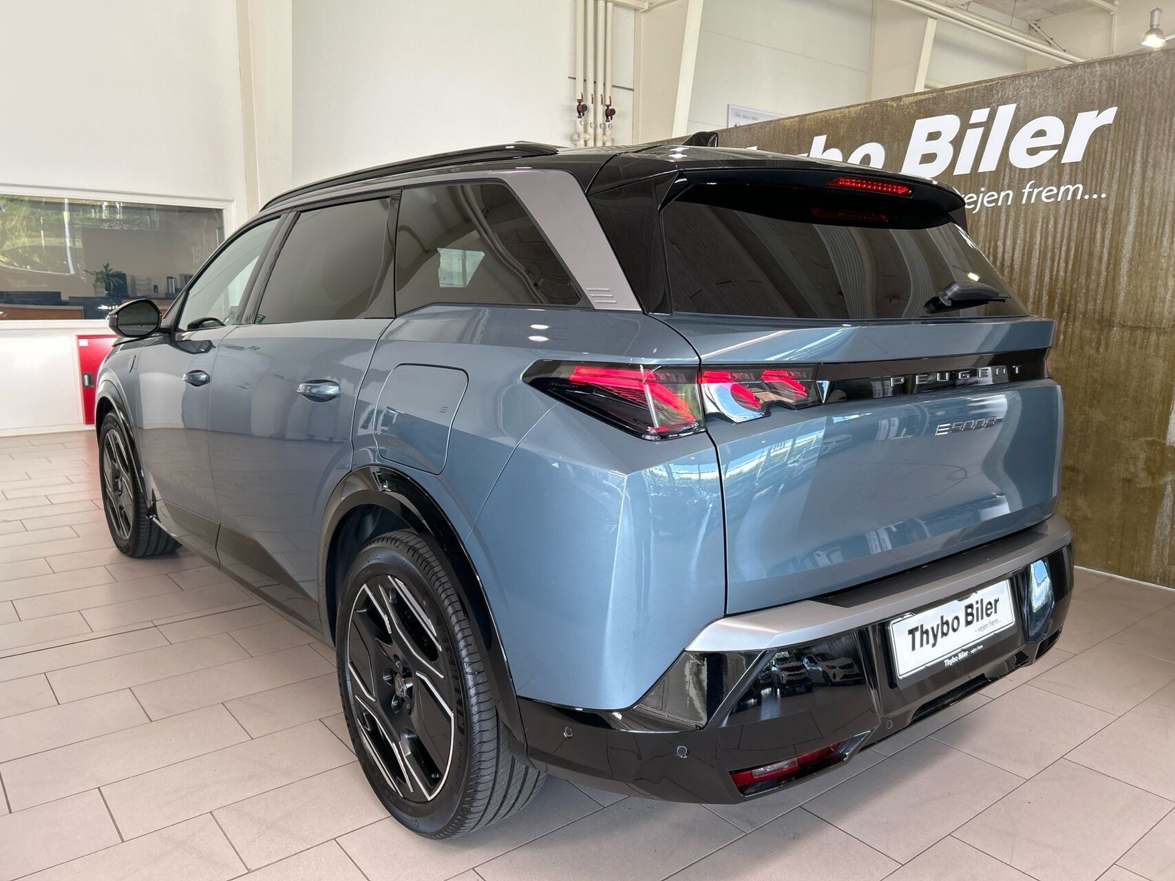 Blå Peugeot e-5008 fra 2025