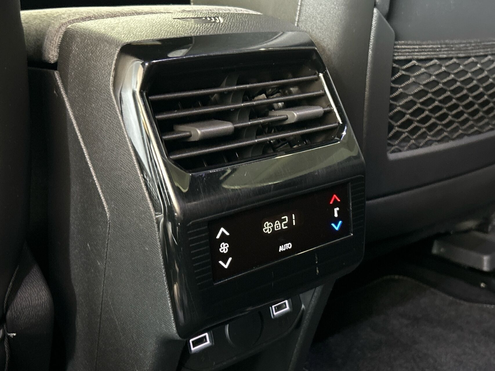 Blå Peugeot e-5008 fra 2025