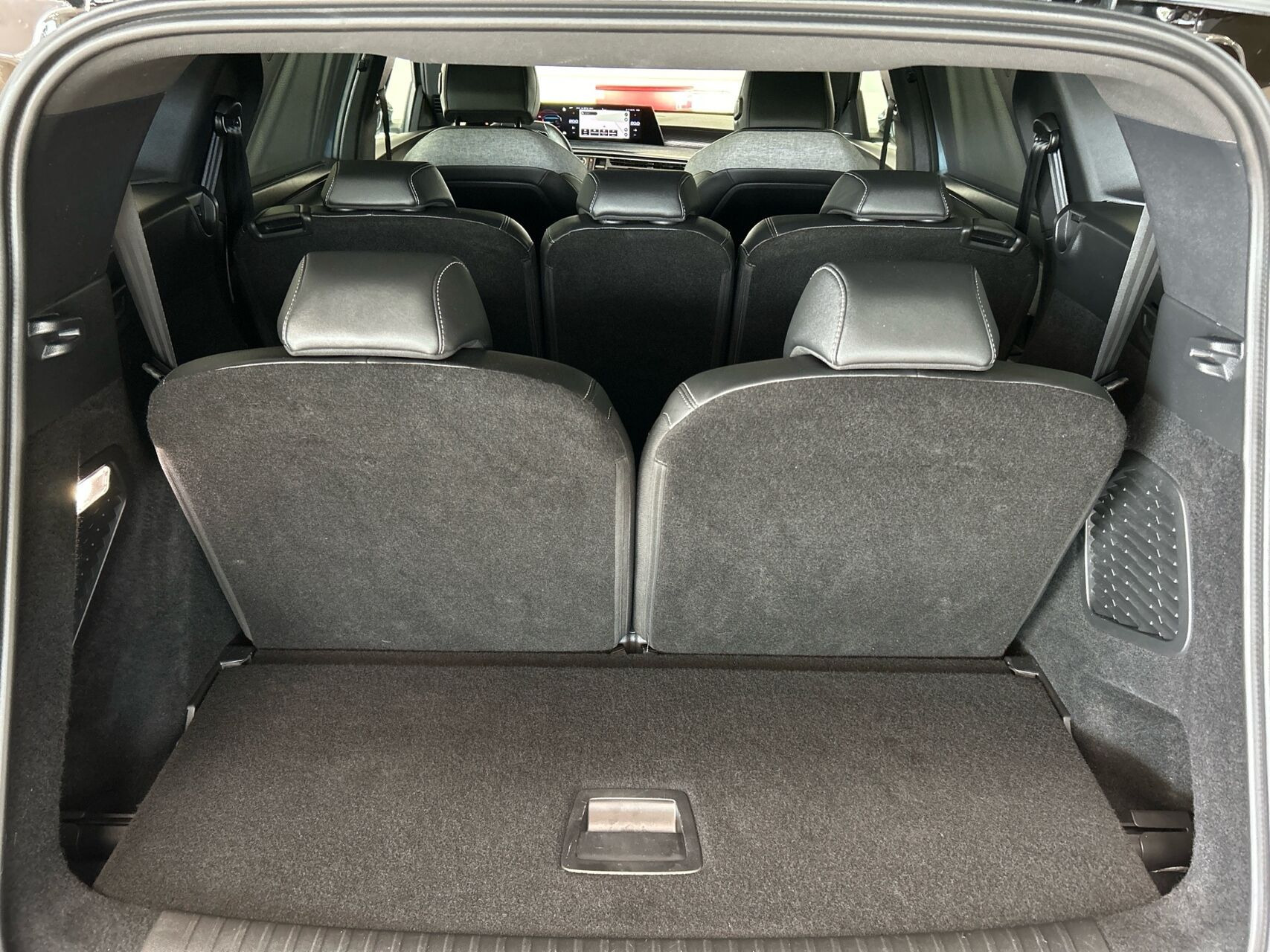 Blå Peugeot e-5008 fra 2025