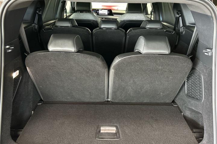 Blå Peugeot e-5008 fra 2025