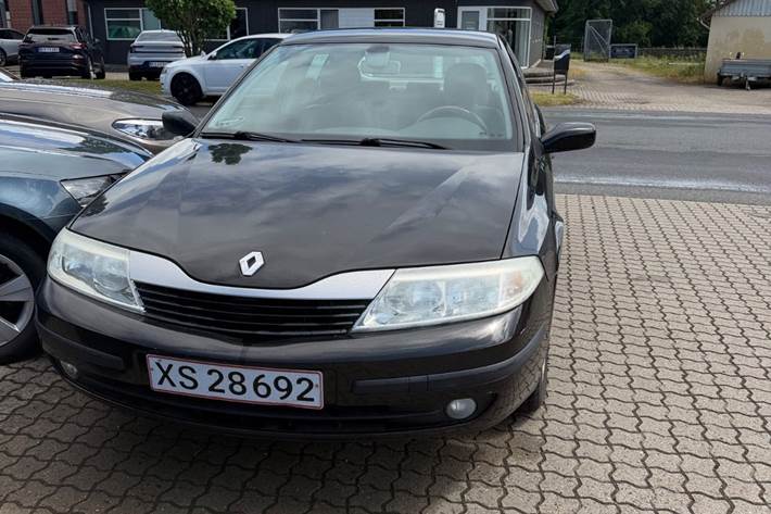 Sort Renault Laguna II fra 2005 set udefra