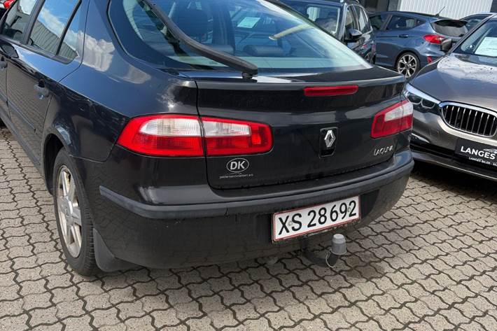 Sort Renault Laguna II fra 2005 set udefra