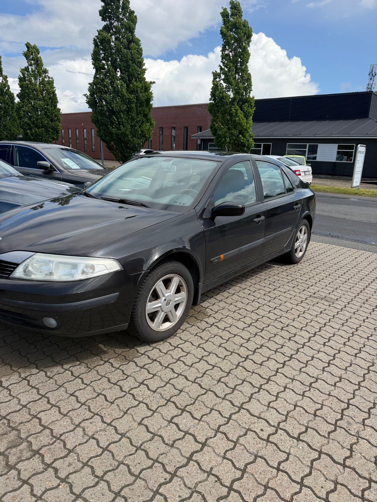 Sort Renault Laguna II fra 2005 set udefra