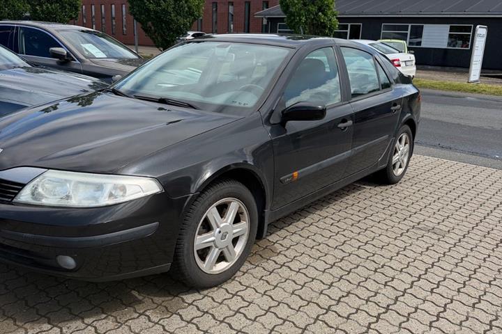 Sort Renault Laguna II fra 2005 set udefra