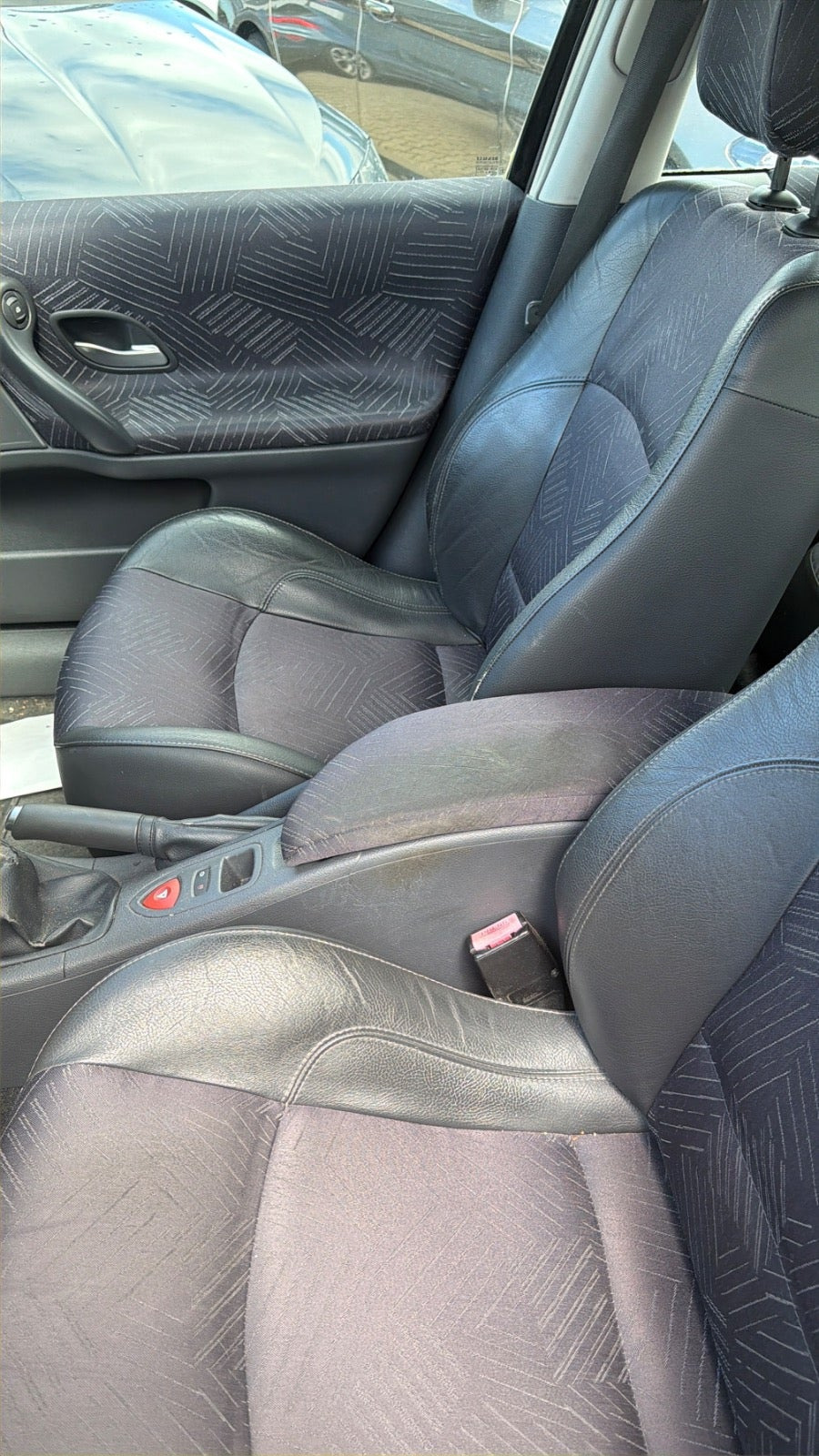 Sort Renault Laguna II fra 2005 set indefra