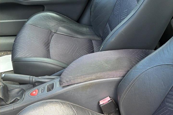Sort Renault Laguna II fra 2005 set indefra