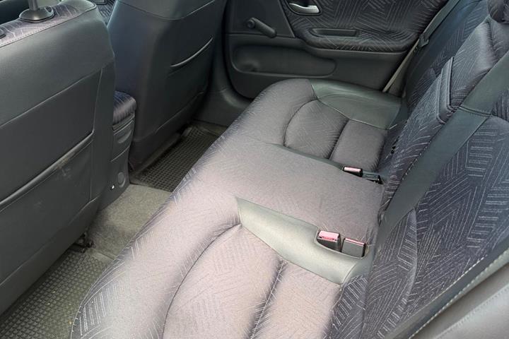 Sort Renault Laguna II fra 2005 set indefra