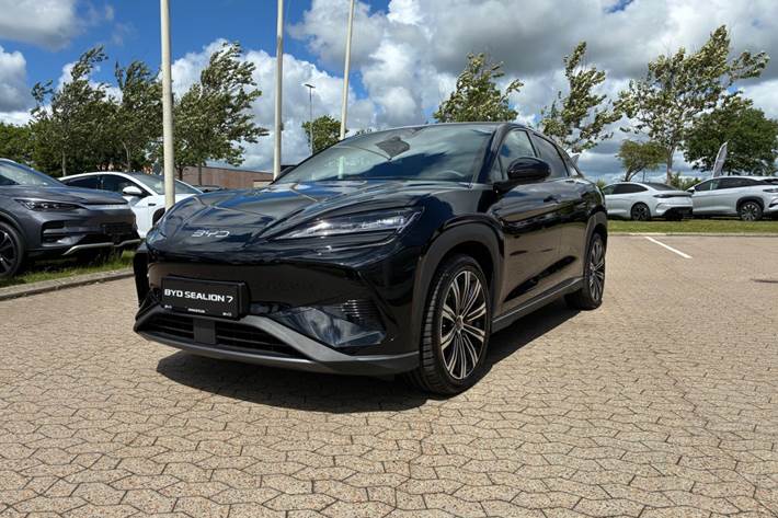 Sort BYD Sealion 7 fra 2024