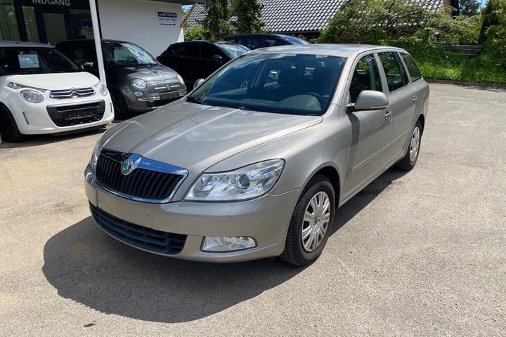 Orange Skoda Octavia fra 2009