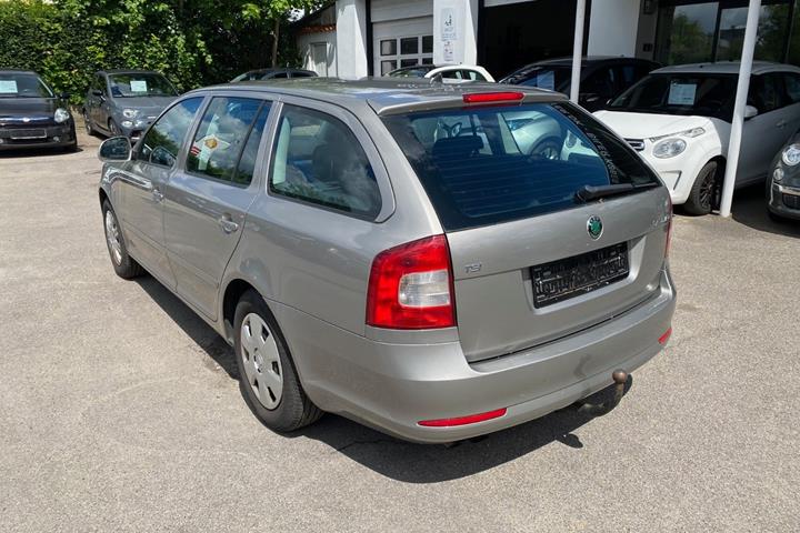 Orange Skoda Octavia fra 2009