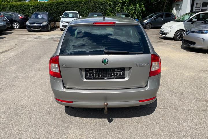 Orange Skoda Octavia fra 2009