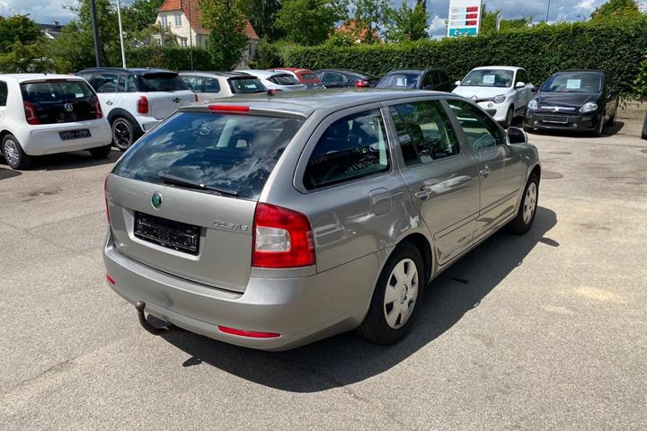 Orange Skoda Octavia fra 2009