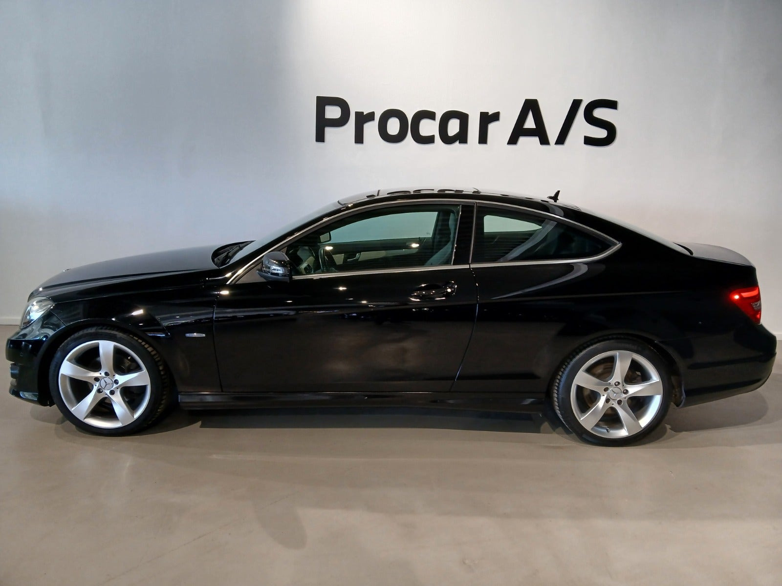 Sort Mercedes C180 fra 2011