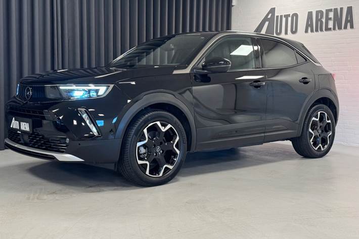 Sort Opel Mokka-e fra 2022 set udefra