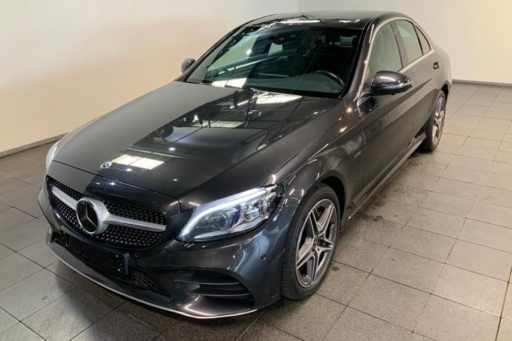 Grå Mercedes C300 de fra 2019 set udefra