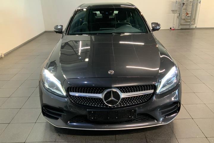Grå Mercedes C300 de fra 2019