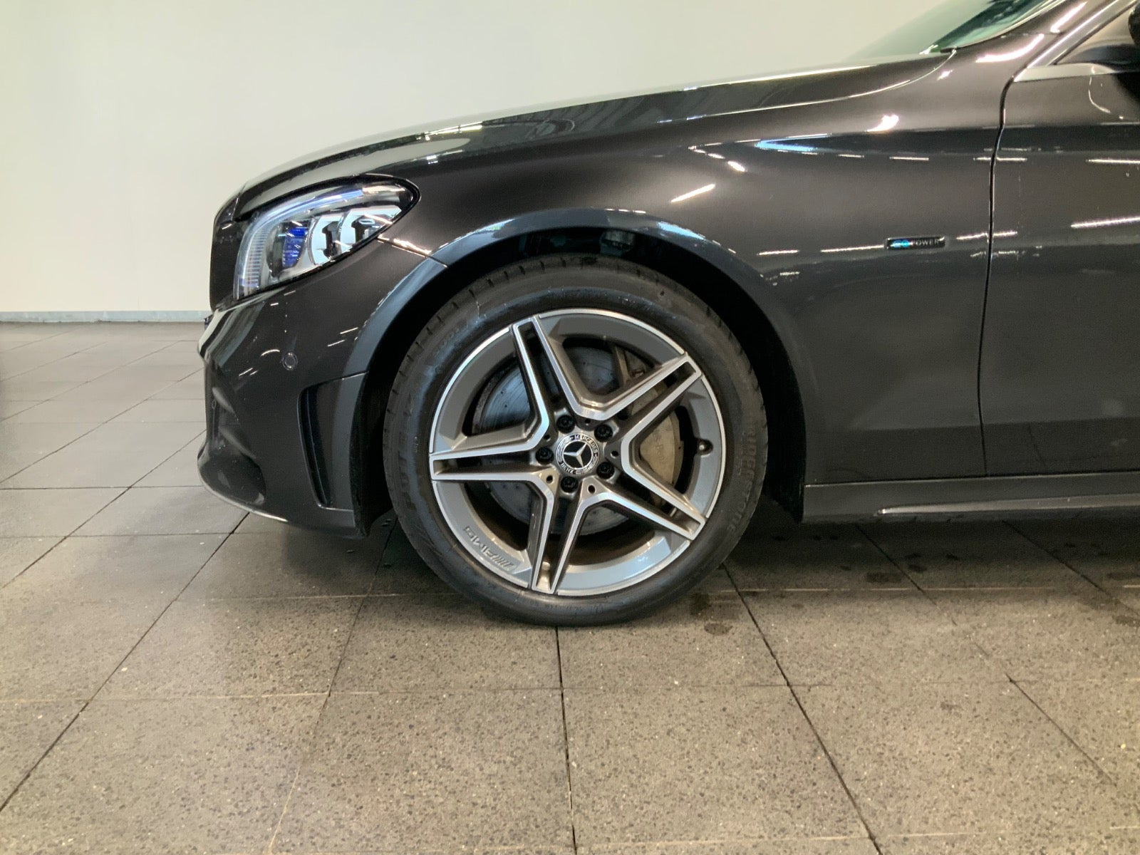 Grå Mercedes C300 de fra 2019