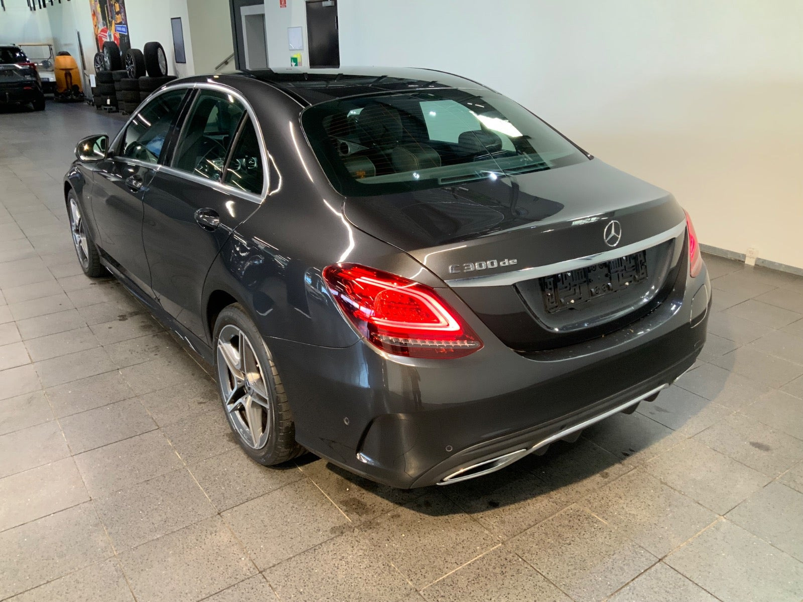 Grå Mercedes C300 de fra 2019