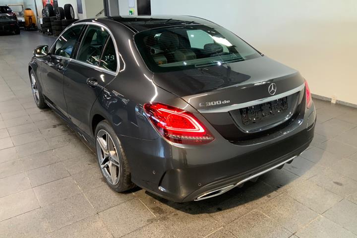 Grå Mercedes C300 de fra 2019