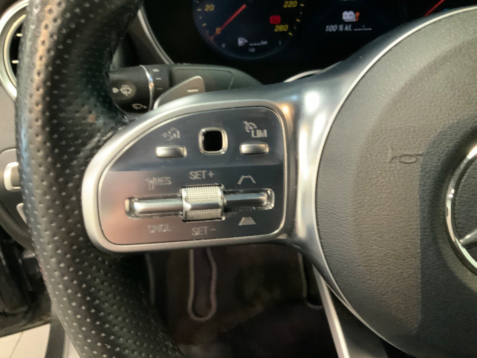 Grå Mercedes C300 de fra 2019