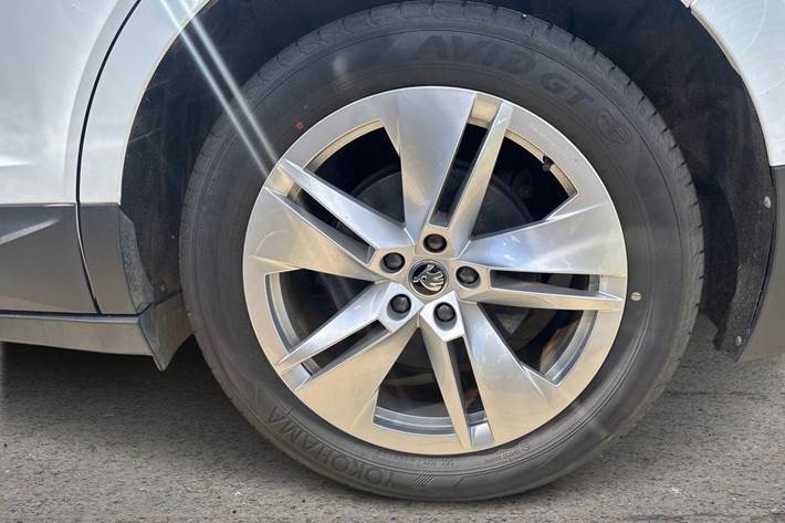 Hvid Skoda Enyaq fra 2023